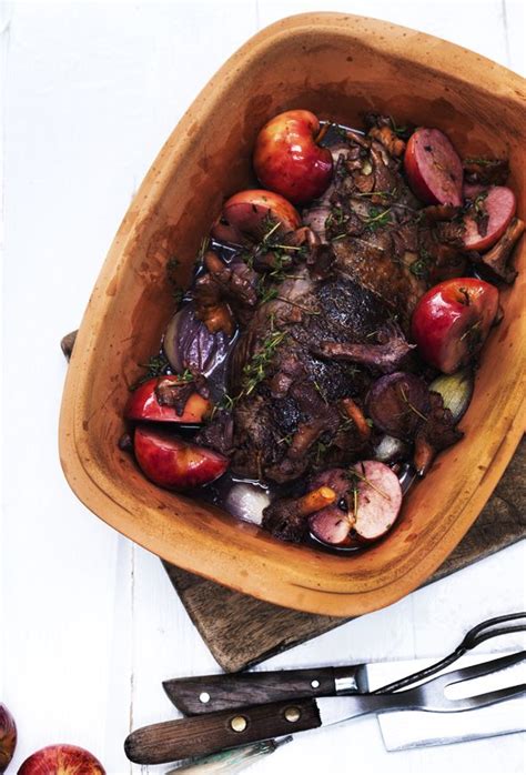 Oksetyksteg med æbler, svampe og grov kartoffelmos  