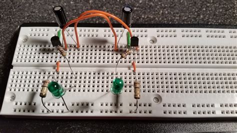 Simple Dual LED Blinking Circuit 的图像结果