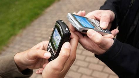 अब इस कंपनी ने दिया 33 रुपये में 1GB डेटा और कॉलिंग की सुविधा - rcom ...