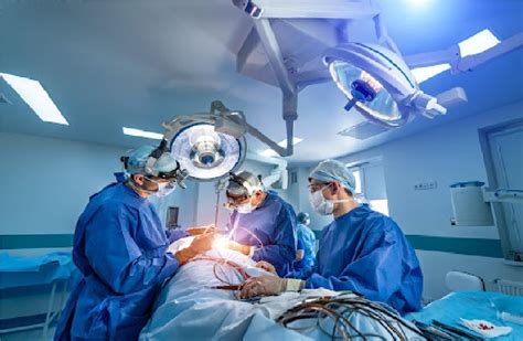 धनबाद में अस्पताल में चल रहा था मरीज का इलाज, छत तोड़कर डॉक्टरों के ऊपर ...