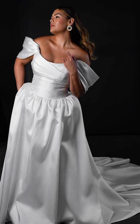 Plus Size Modern A-Line Wedding Dress with Off-Shoulder Straps