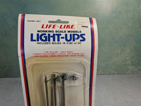 USED Life-Like 1506 HO Scale Light-Ups Highway Light (2 pcs)