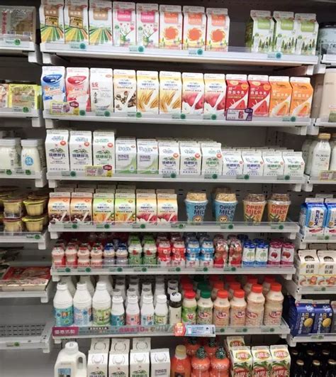 陋巷中的牛奶便利店，乳品售价只要超市的一半|界面新闻