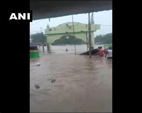 Torrential rain causes extensive waterlogging in Maharashtra's Jalgaon ...