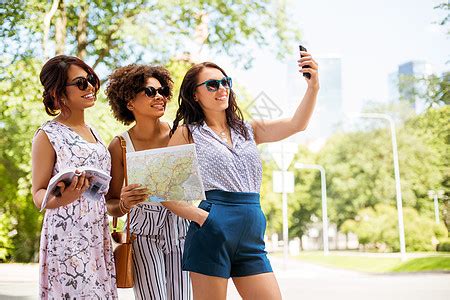 旅游,旅游技术快乐的女与城市指南拍摄智能手机自拍杆夏季公园城市指南自拍的女人高清图片下载-正版图片300164321-摄图网