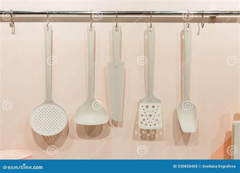 Utensilios De Cocina Artículos Domésticos Plástico Colgado En La Pared ...