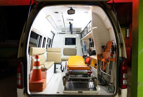 在医务人员里面的救护车 库存照片. 图片 包括有 在医务人员里面的救护车 - 16975436