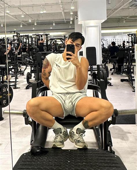 Hot bulge in the gym : r/HotMaleSelfies