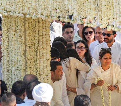Sunjay Kapur Funeral: एक्स पति की आखिरी विदाई में भर आईं करिश्मा की ...