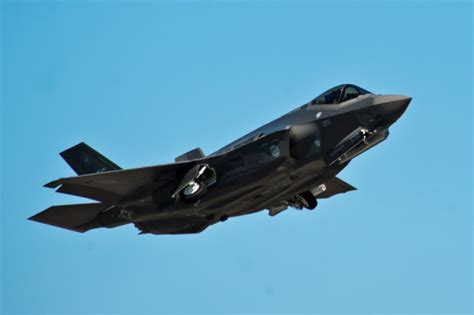 美军F-35C战机坠入南海 英媒炒作中美将“竞赛打捞”_凤凰网
