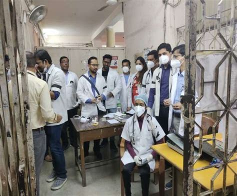 RIMS Ranchi: जूनियर डाक्टरों ने काला बिल्ला लगाकर जताया विरोध - RIMS ...