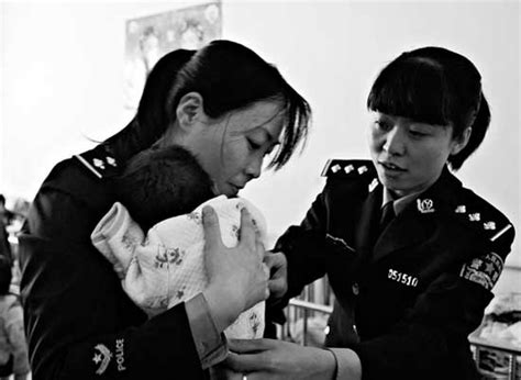 特大跨省拐卖案告破 2名被拐婴儿民警怀里享母爱-搜狐新闻