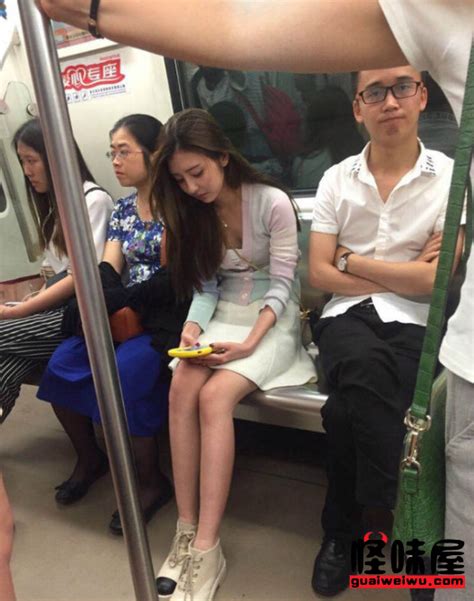 地铁上遇到的美女 边上的小哥你瞅啥？-