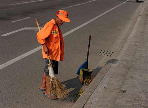 广州多名清洁工或因“长相不佳”月薪少拿150元_ 视频中国