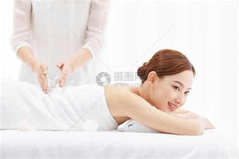 女性spa背部按摩高清图片下载-正版图片501667903-摄图网