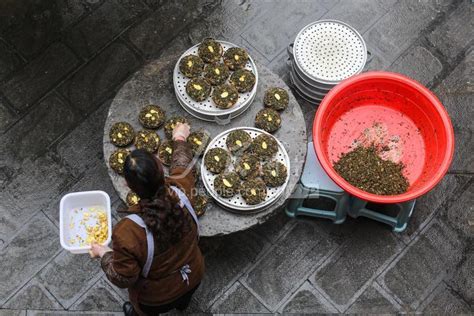 贵州安顺：制作屯堡美食迎新春-人民图片网
