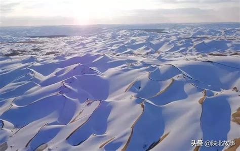 新疆库木塔格沙漠迎来入冬首场降雪 惊艳游客_凤凰网