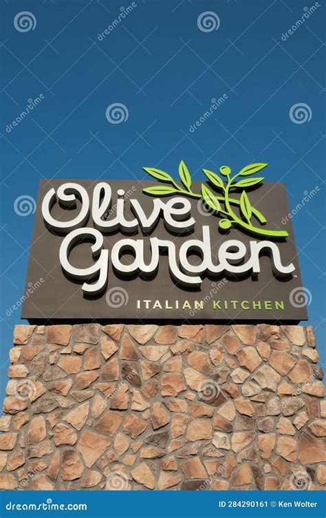 Olive Garden Italian Kitchen Restaurant Exterior and Sign Editorial Photo - Image of food, olive ...