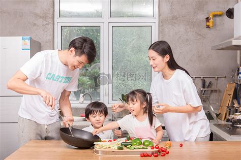 爸爸妈妈和孩子一起在厨房做菜高清图片下载-正版图片500441004-摄图网