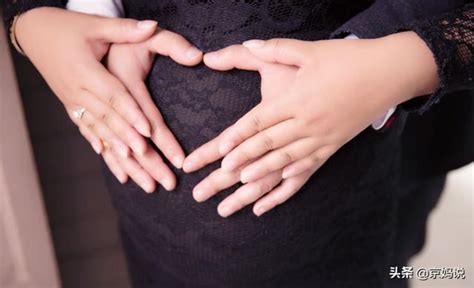 孕妈肚子一跳一跳在动，可能是胎儿打嗝、胎动，或这2种情况