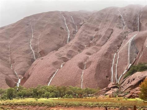 Cascadas históricas en Uluru, la montaña sagrada de Australia