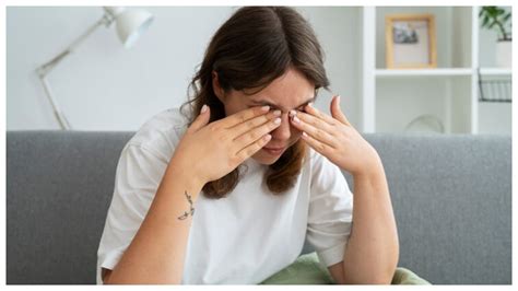 Eye Twitching:दाहिनी आंख फड़कने का रहस्य, जानिए पुरुषों और महिलाओं के लिए इसके अलग-अलग संकेत ...