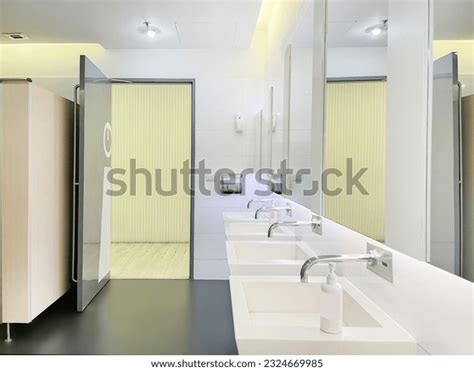 Restrooms 的图像结果