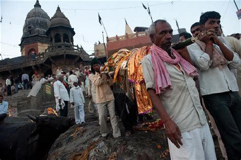 印度遗体排队20小时等待火化，记者称德里天空被火葬场的火光照亮了,社会,奇闻轶事,好看视频