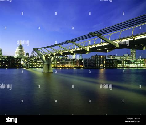 Millennium Bridge London 2000 Stock Photos & Millennium Bridge London 2000 Stock Images - Alamy