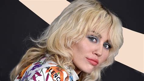 Miley Cyrus Says She Scared Ariana Grande Into Missing a Cue With Her ...