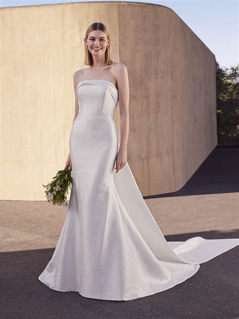 JUNY | Mermaid strapless bridal dress | Pronovias