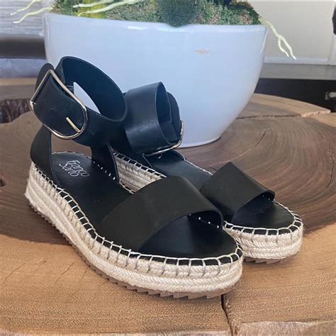 Cute black sandals - Depop