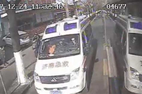 私家车闯红灯为救护车让道_新闻频道_中国青年网