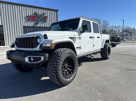 2025 Jeep Gladiator - 2.5" Rough Country Lift - Set 35 x 12 50 x 20 ...