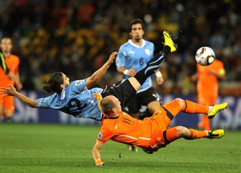 图文-[半决赛]乌拉圭VS荷兰 罗本铲球后腾空_图片新闻_2010南非世界杯_竞技风暴_新浪网