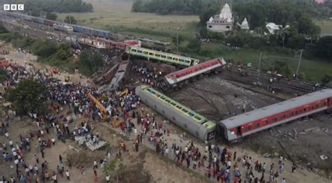 印度三辆火车相撞事故已造成至少233人死亡 直击最新救援现场|印度|救援|火车相撞_新浪新闻