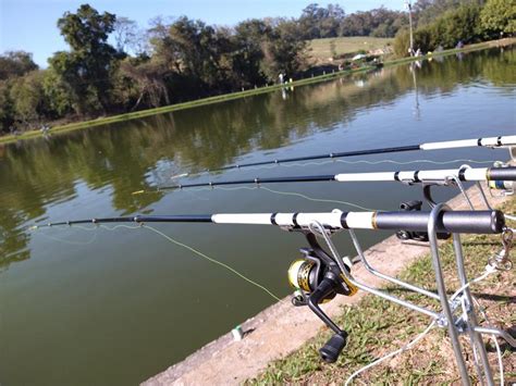 Pesqueiro estruturado ideal para iniciantes na pesca esportiva com lago tranquilo