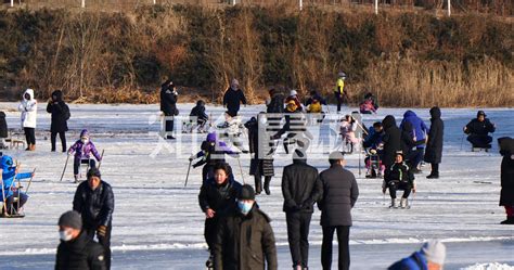 沈阳冬天湖面滑冰_滑冰 冰车 东北 北方_视频素材_实拍 - 知鱼素材