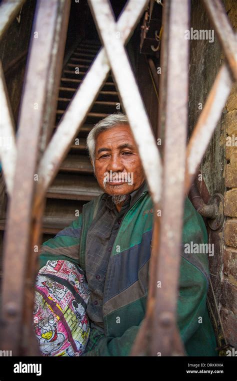 Mynmar Local People From City 的图像结果