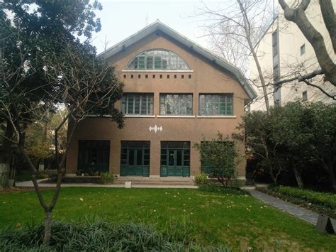 上海巴金故居 上海巴金故居是一座优秀历史建筑，位于上海武康路113号，是巴金先生在上海的住宅，也是千万读者心目中的文学圣地。上海巴金故... - 雪球