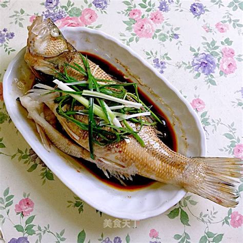 这才是清蒸鲈鱼的正确做法，肉质鲜嫩无腥味，做法简单，步骤详细