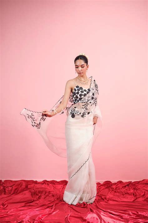 Handwoven chanderi sari with hand embroidery and scallop details