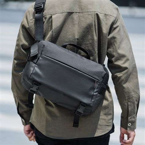Tomtoc Explorer Sling Bag Large - Black | Modern Quests