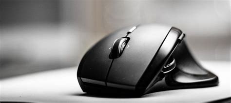 How to Open Logitech Wireless Mouse 的图像结果