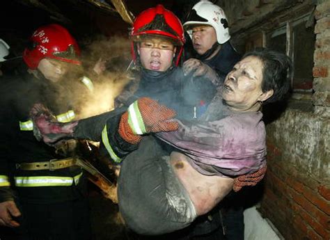 老人被困酒店电梯 消防员一分钟救出_上海滩_新民网