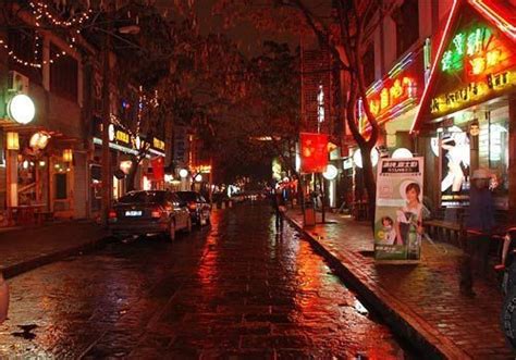 云南曲靖最大的夜市美食街，也是曲靖最热闹的一条街