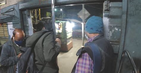 Local Train in West Bengal 的图像结果