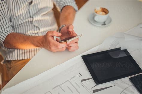 Businessman On Cell Phone 的图像结果