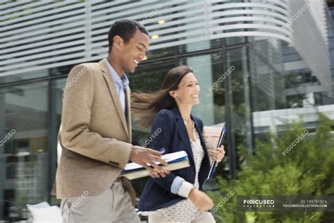 Business Person Walking 的图像结果
