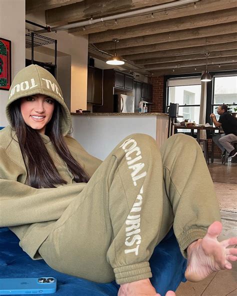 Charli D’amelio : r/celeb_barefoot